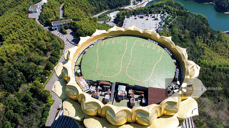 兜率天宫位于绍兴会稽山大香林风景区宝林山峰顶，南毗书法圣地兰亭，东与普陀山遥相呼应，西临杭州市区图片素材