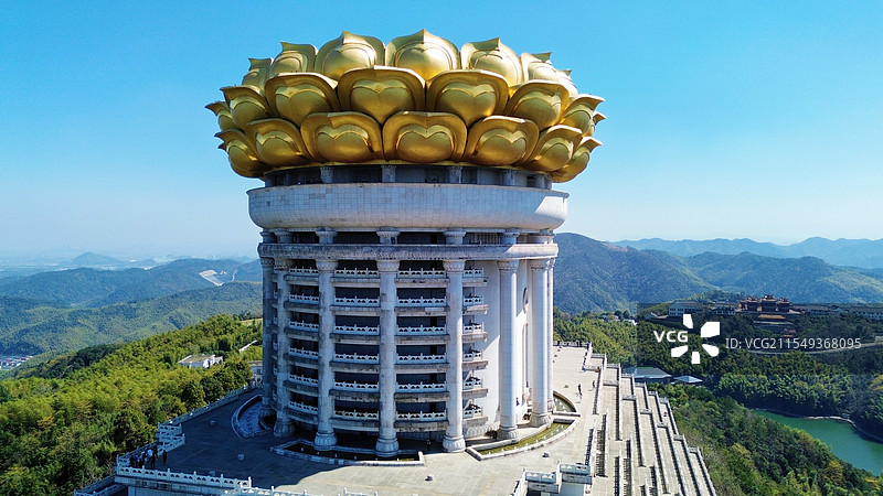 兜率天宫位于绍兴会稽山大香林风景区宝林山峰顶，南毗书法圣地兰亭，东与普陀山遥相呼应，西临杭州市区图片素材