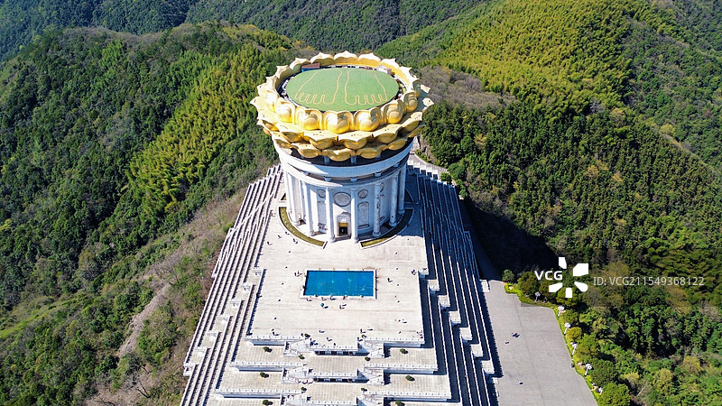 兜率天宫位于绍兴会稽山大香林风景区宝林山峰顶，南毗书法圣地兰亭，东与普陀山遥相呼应，西临杭州市区图片素材