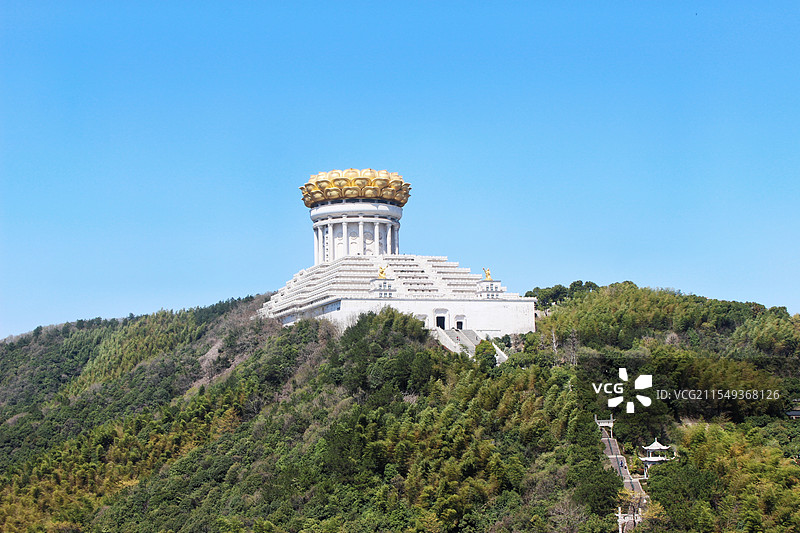 兜率天宫位于绍兴会稽山大香林风景区宝林山峰顶，南毗书法圣地兰亭，东与普陀山遥相呼应，西临杭州市区图片素材