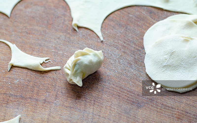 案板上的饺子皮和饺子图片素材