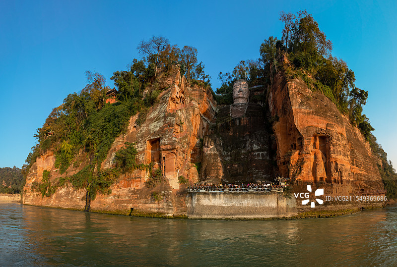 蓝天映衬下的历史建筑景观四川乐山大佛全景图图片素材
