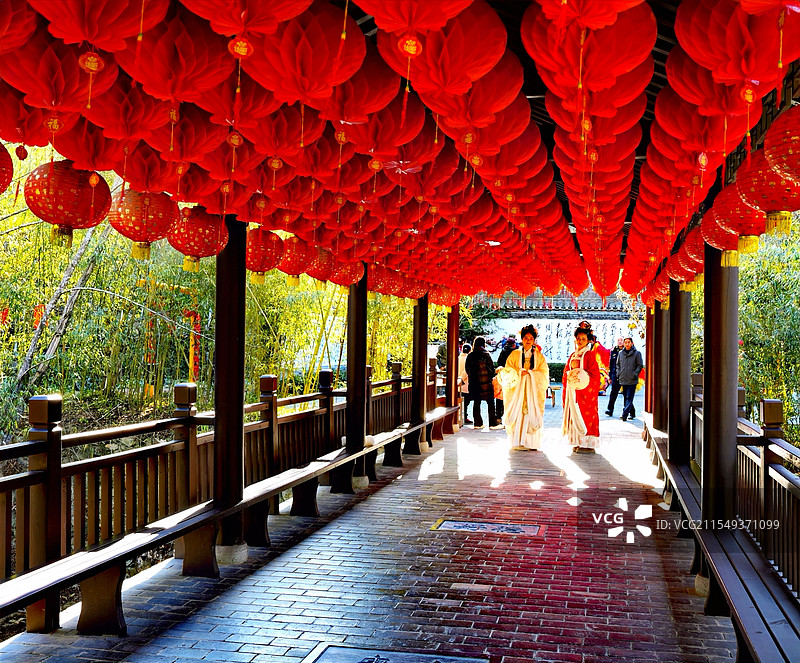 红廊映仕女（湖北竹山梅花谷）图片素材