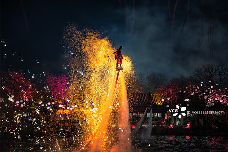 清明上河园飞天火壶打铁花图片素材