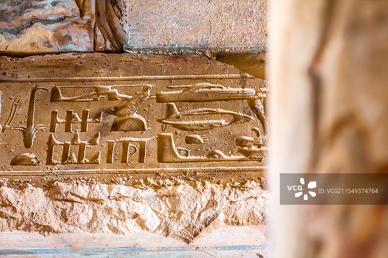 卢克索阿拜多斯神庙壁画上的飞机坦克直升机图片素材