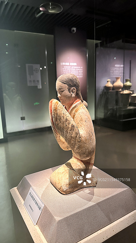 塑衣彩绘拱手跽坐女俑图片素材