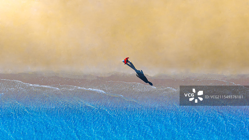 海滩“孤勇者”图片素材