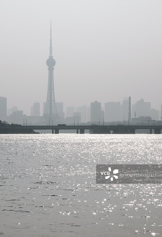 隔河相望薄雾中的洛阳城市天际线图片素材