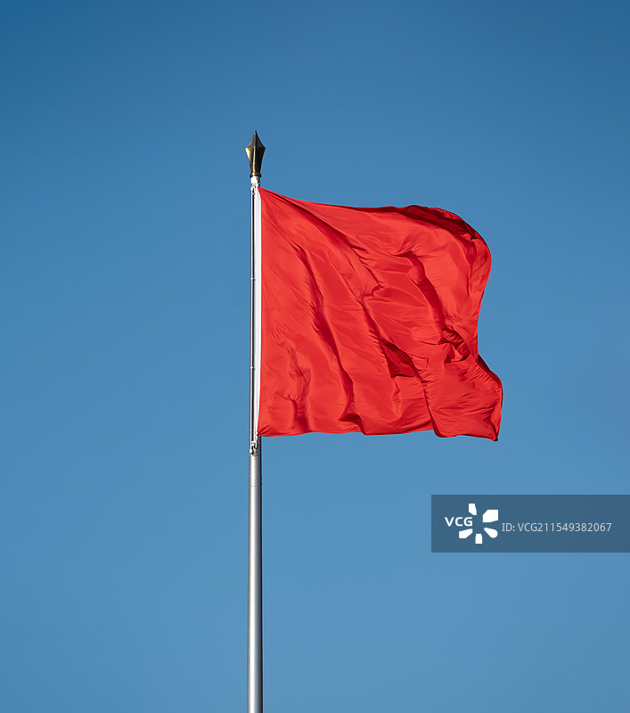 蓝天背景下一面红旗迎风飘扬图片素材
