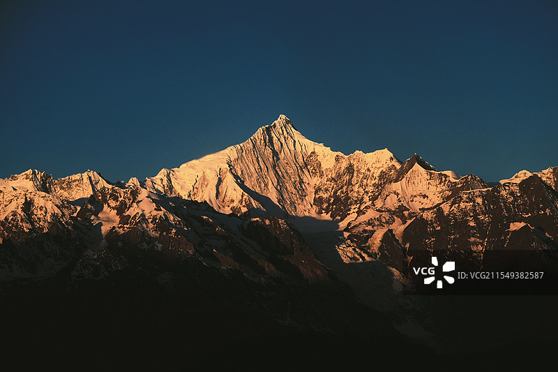 梅里·卡瓦博格峰的日照金山图片素材