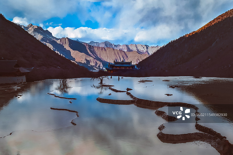冬日静谧的黄龙五彩池图片素材