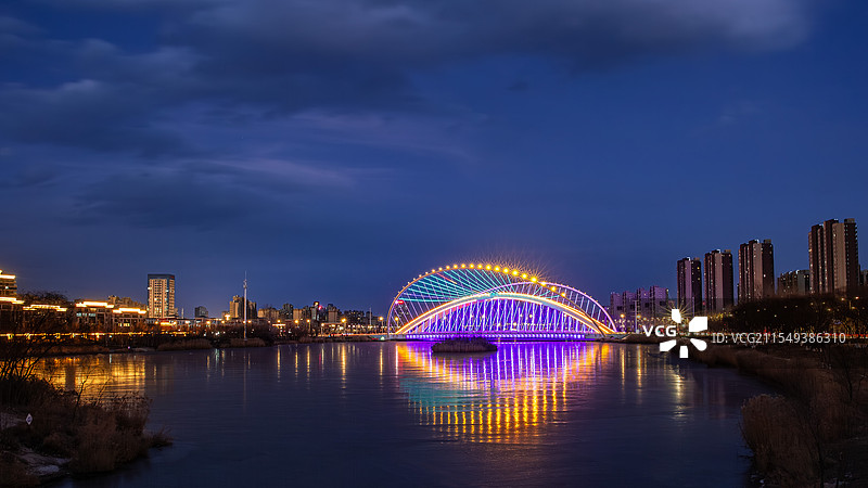 银川市凤凰桥夜景 位于银川市典农河上的凤凰桥连接城南城北，其独特的造型成为凤凰城的一出美丽的风景。图片素材