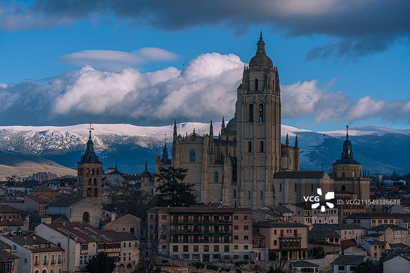 塞戈维亚城市与雪山图片素材