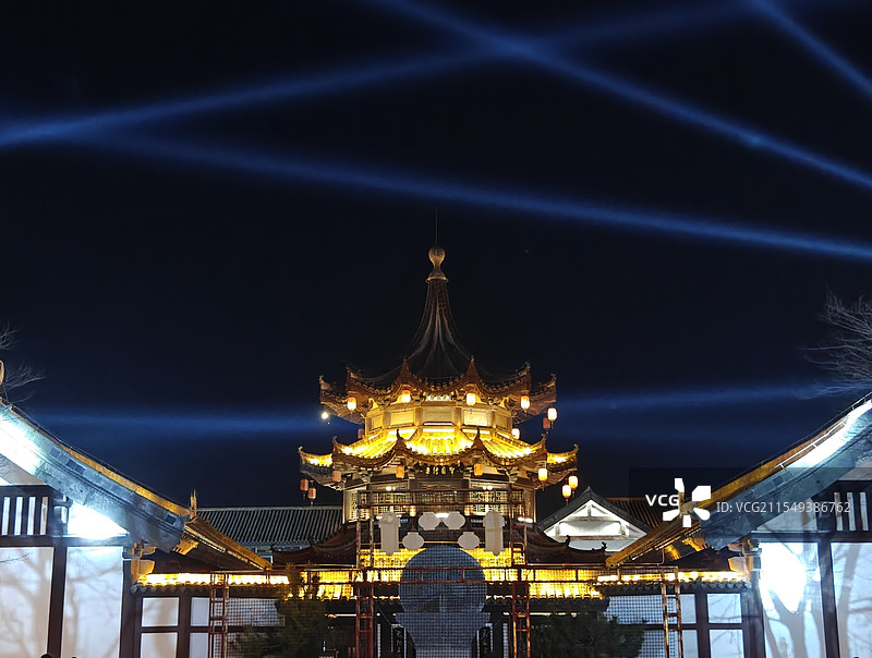 夜幕灯光下的古塔图片素材