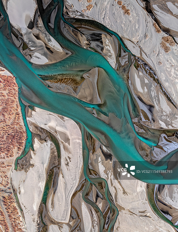 冬季的西藏雅鲁藏布江河谷景色，辫状河谷河道图片素材