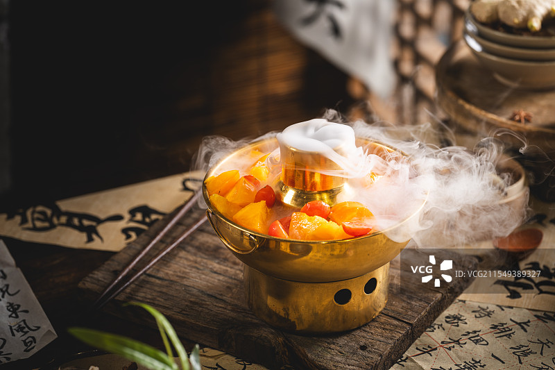 中式传统风格火锅甜点水果捞图片素材