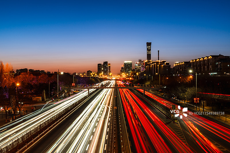 通向CBD的光：傍晚时分京通快速路上的车流图片素材