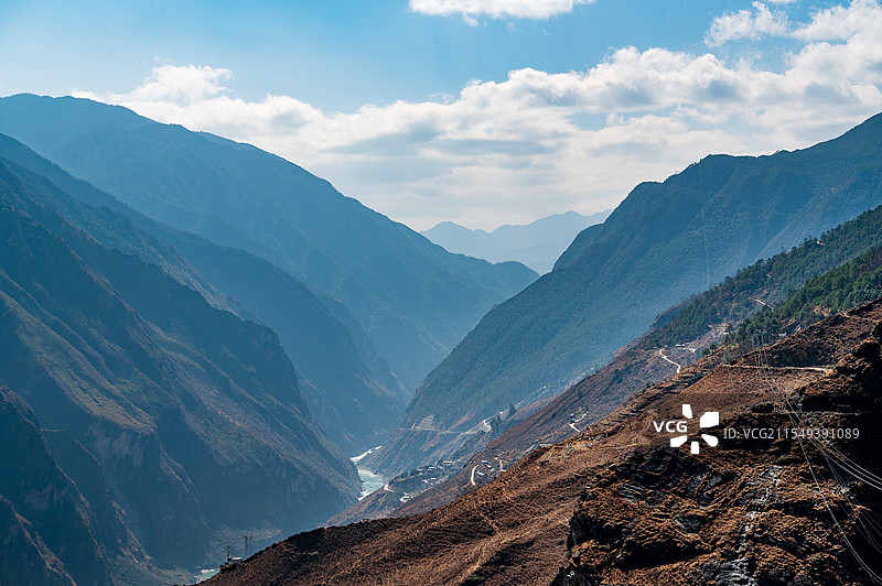 虎跳峡峡谷深处的壮丽山河图片素材