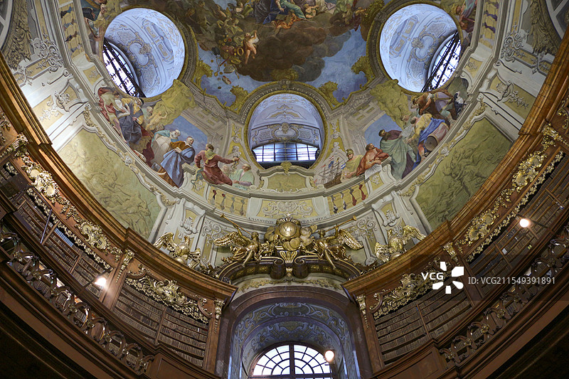 奥地利国家图书馆大厅里的天窗壁画和藏书图片素材
