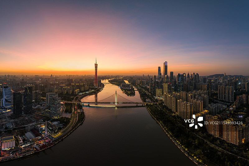航拍黄昏霞光中的广州塔、珠江新城、琶洲西区图片素材