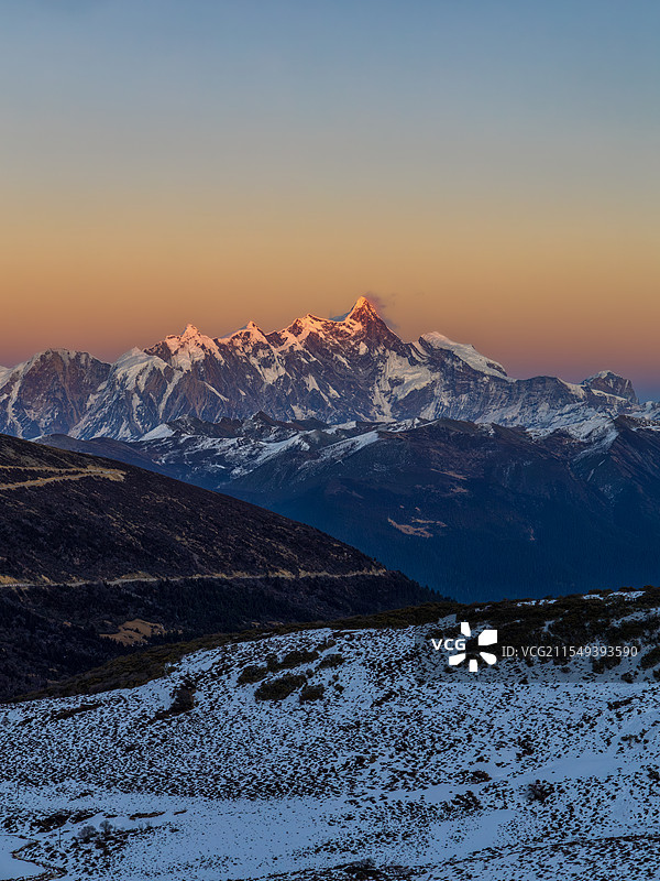 冬季黄昏时分的林芝色季拉山南迦巴瓦景观图片素材