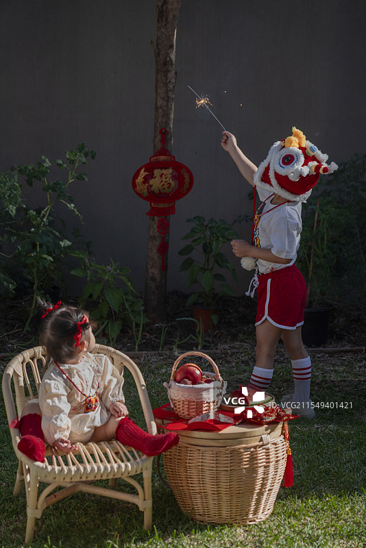 庭院里两个开心娃享受新年春节的快乐图片素材