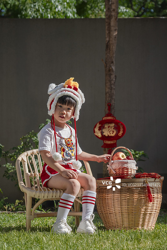 新年春节戴老虎帽鲤鱼吉祥配饰的开心娃图片素材