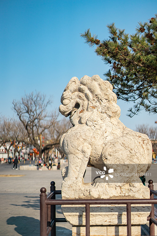 中国山东泰安著名景点泰山旅行旅游目的地风景区，泰山第一行宫岱庙，北门的石狮子，户外白昼无人图像摄影图片素材