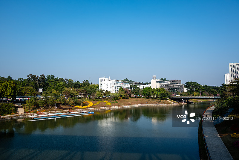 晴朗蓝天下的建筑和风光：南山西丽大沙河生态长廊看深圳大学城北京大学深圳研究生院图片素材