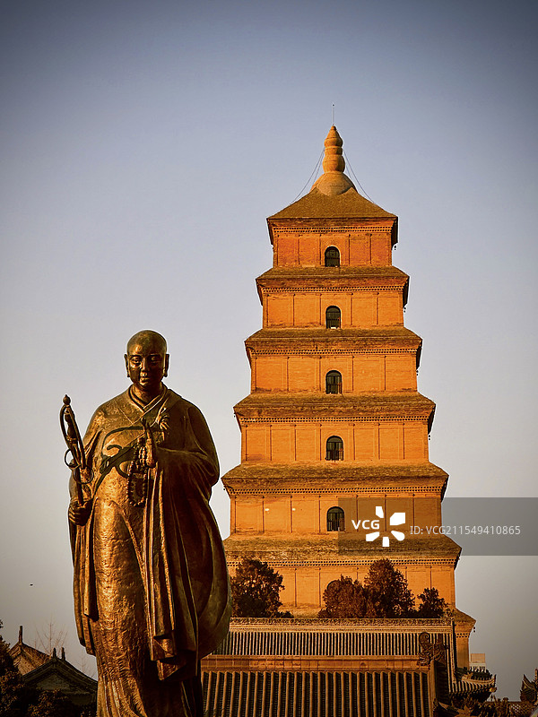 他从大唐走来—西安大雁塔与玄藏图片素材