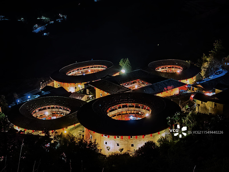 夜色中的土楼四菜一汤图片素材