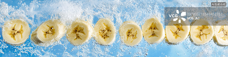 【AI数字艺术】清爽夏日饮料飞溅新鲜季节水果系列香蕉口味切片香蕉与牛奶混合饮料奶制品促销包装海报蓝色背景图片素材