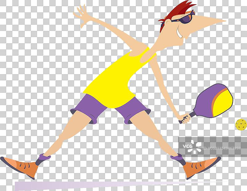 微笑的年轻人在打皮克球图片素材