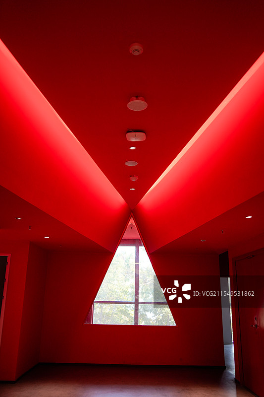 红点博物馆红色的建筑内部空间图片素材
