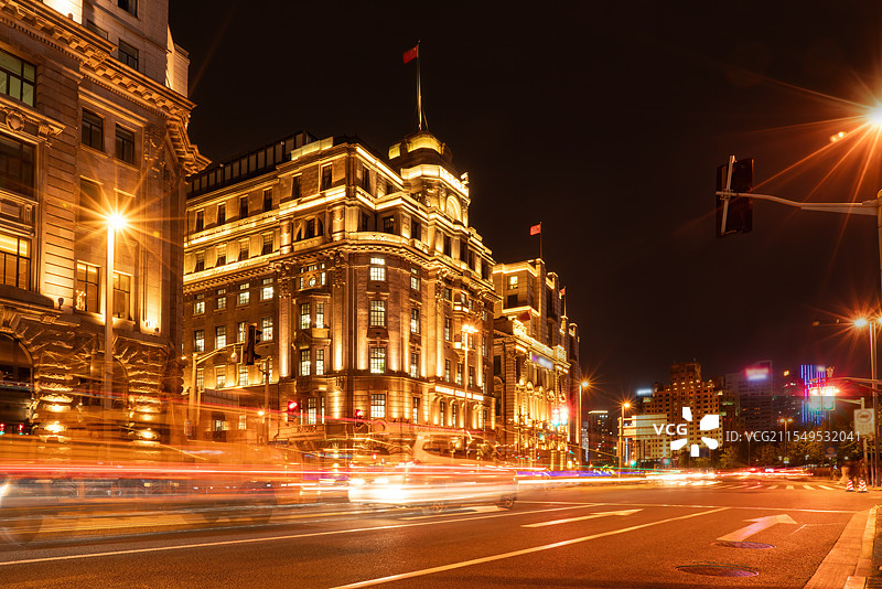 灯光照亮的历史城市街道的上海夜景图片素材