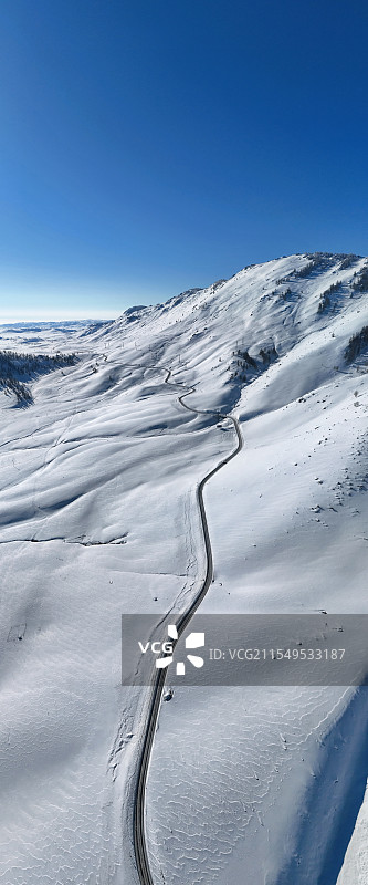 雪地里通往前方的路图片素材