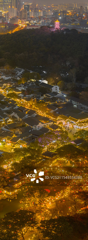 航拍夜色中的无锡市中心和锡山龙光塔下的惠山直街与惠山横街以及锡惠公园惠山古镇寄畅园以及映月里图片素材