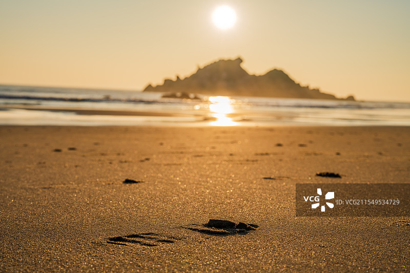海边沙滩上的脚印图片素材