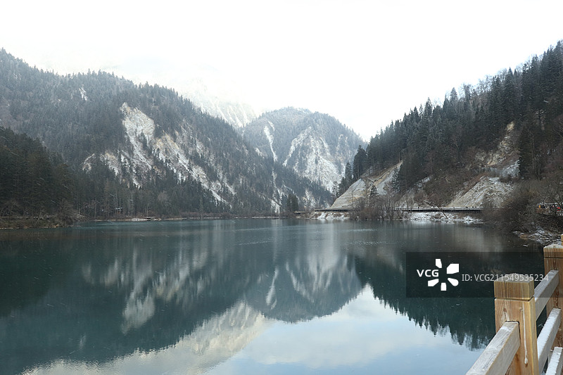 九寨沟雪山湖水图片素材