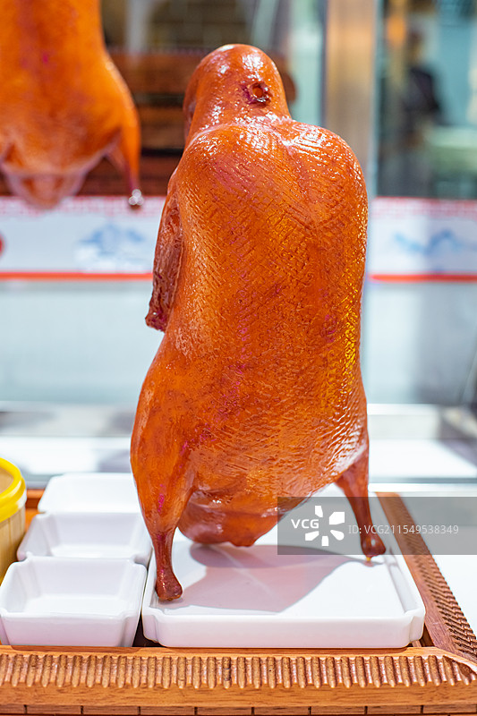 中国餐饮行业饮食产业，传统经典中国食品，北京吊炉烤鸭和一个竹子笼屉，室内无人图像摄影图片素材