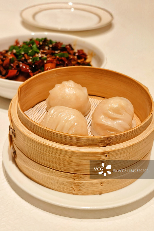 粤菜放在笼屉里的三只虾饺俯视特写图片素材