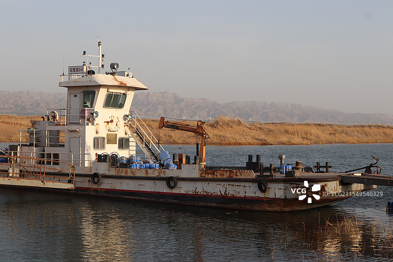 破败的小游轮图片素材