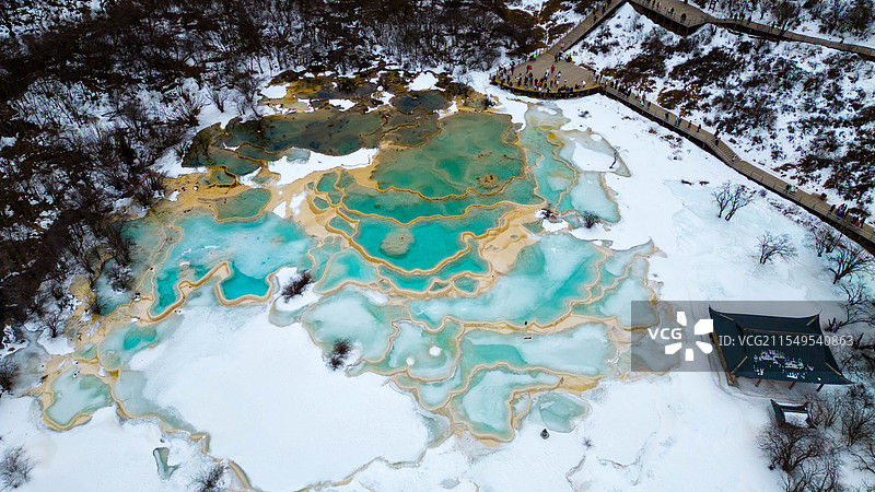 黄龙五彩池：自然调色盘下的奇迹之境图片素材