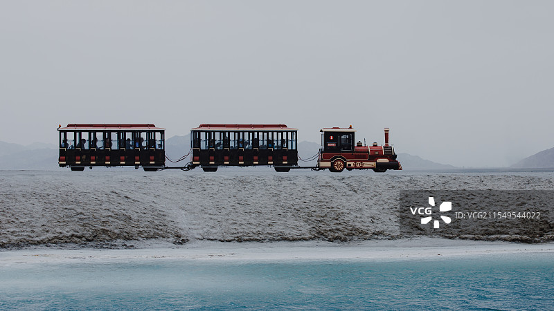 中国青海省大柴旦翡翠湖 景区小火车图片素材