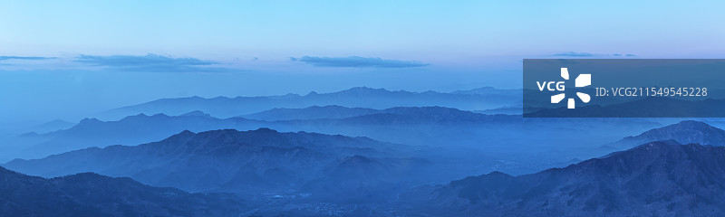 北京怀柔区冬天山区晨雾航拍图片素材