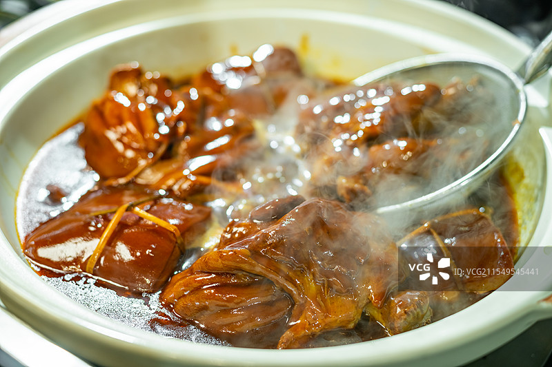 中国餐饮行业饮食产业传统经典中国食品美食拍摄主题，一锅巨大的东坡肉红烧肉和大肘子，室内无人图像图片素材