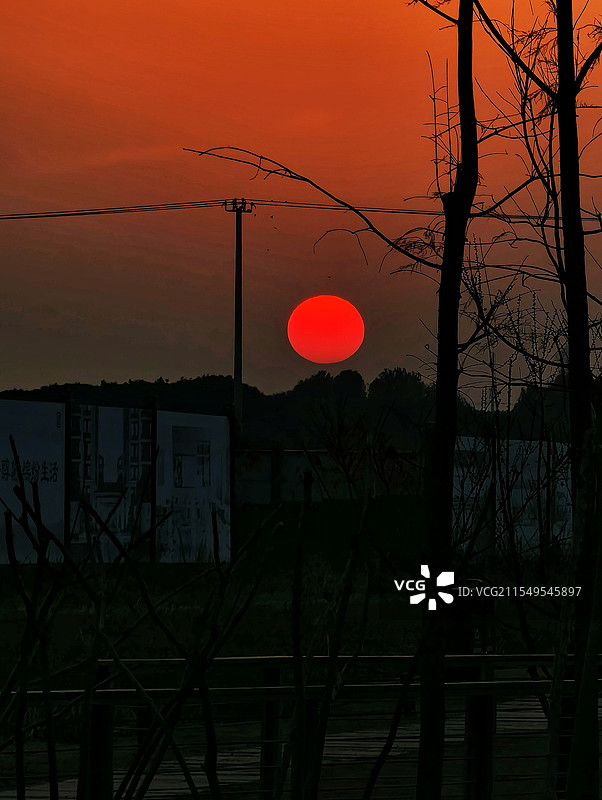 火红的落日～拍摄于17:34图片素材