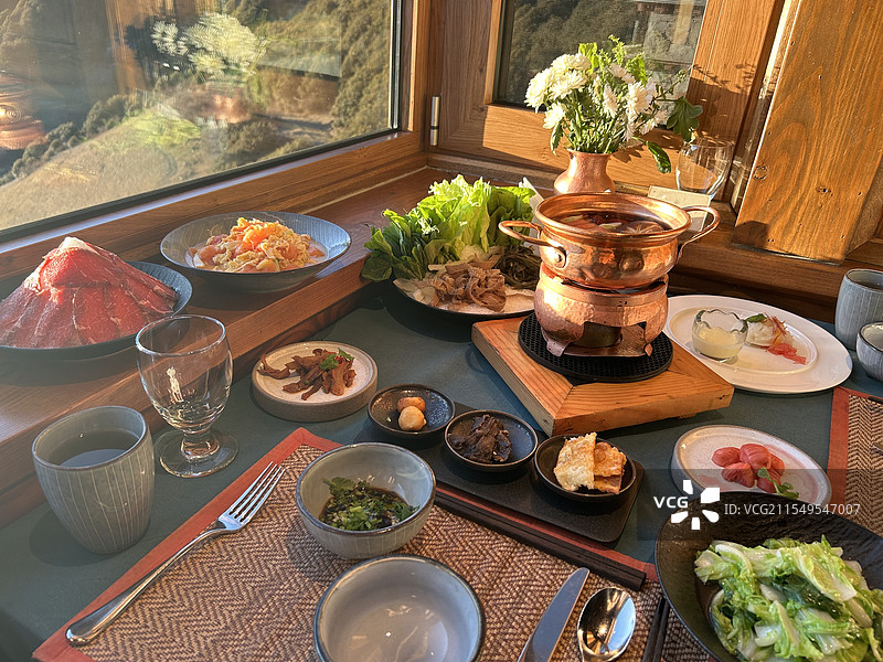 高山上夕阳下的火锅图片素材