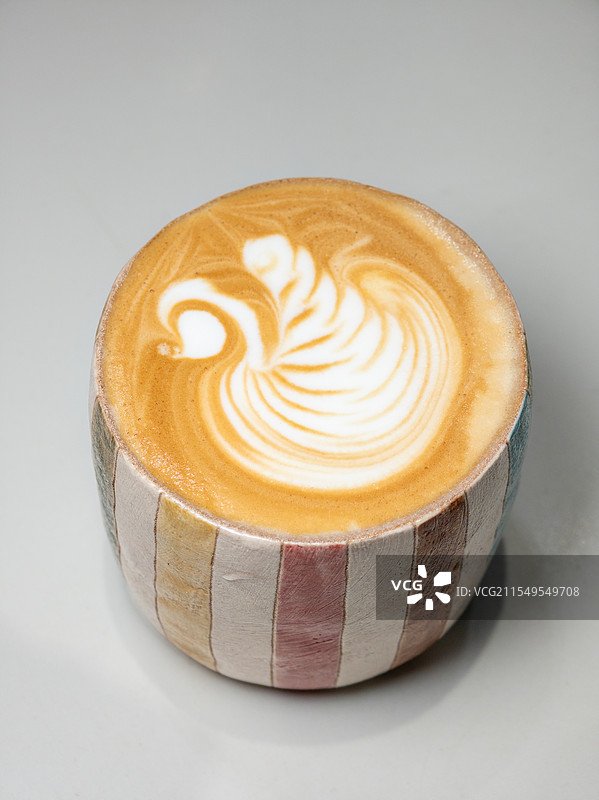 木桌上带有拉花艺术的咖啡俯视图图片素材
