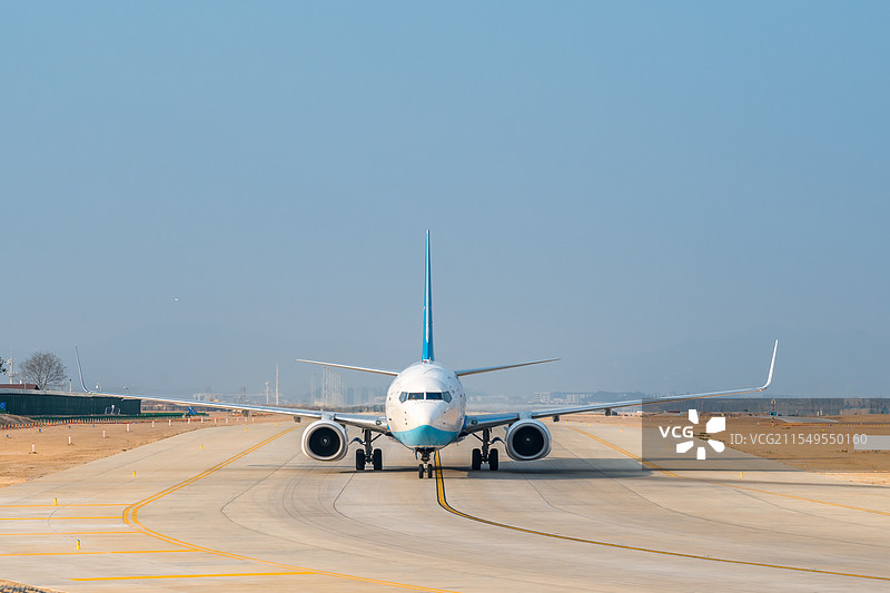 广州白云国际机场跑道上的厦门航空飞机图片素材